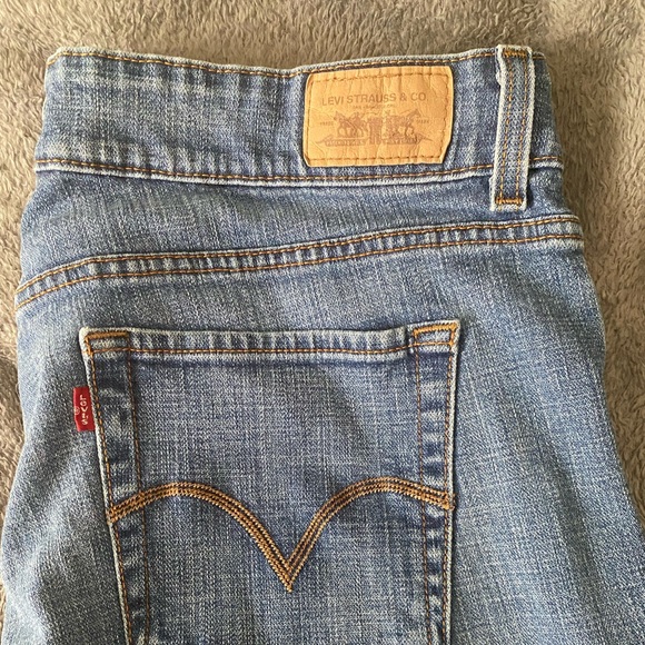 Women’s Levi’s - Picture 2 of 4